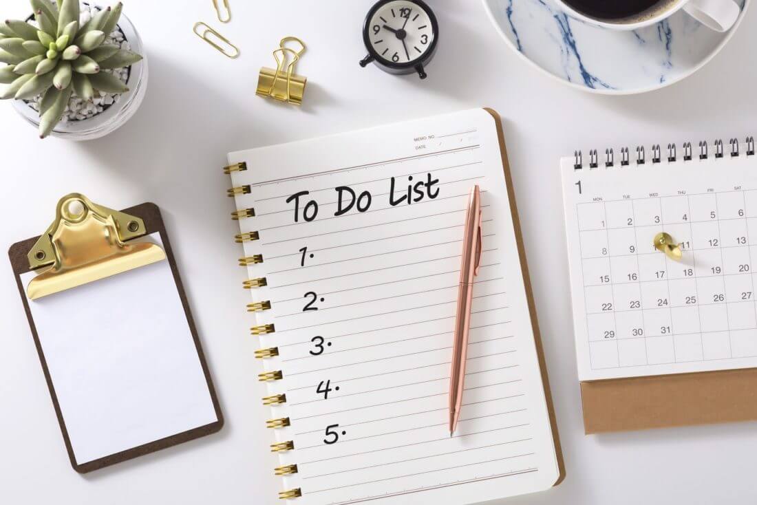  To-do list, planner, and calendar for organizing a long-distance moving timeline