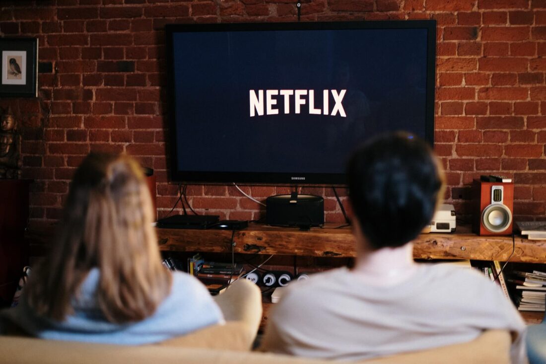 a couple is watching Netflix after long-distance moving - LDUSAM logo