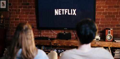 a couple is watching Netflix after long-distance moving - LDUSAM logo