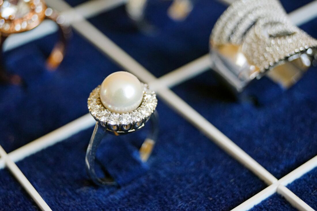  Pearl ring in a box